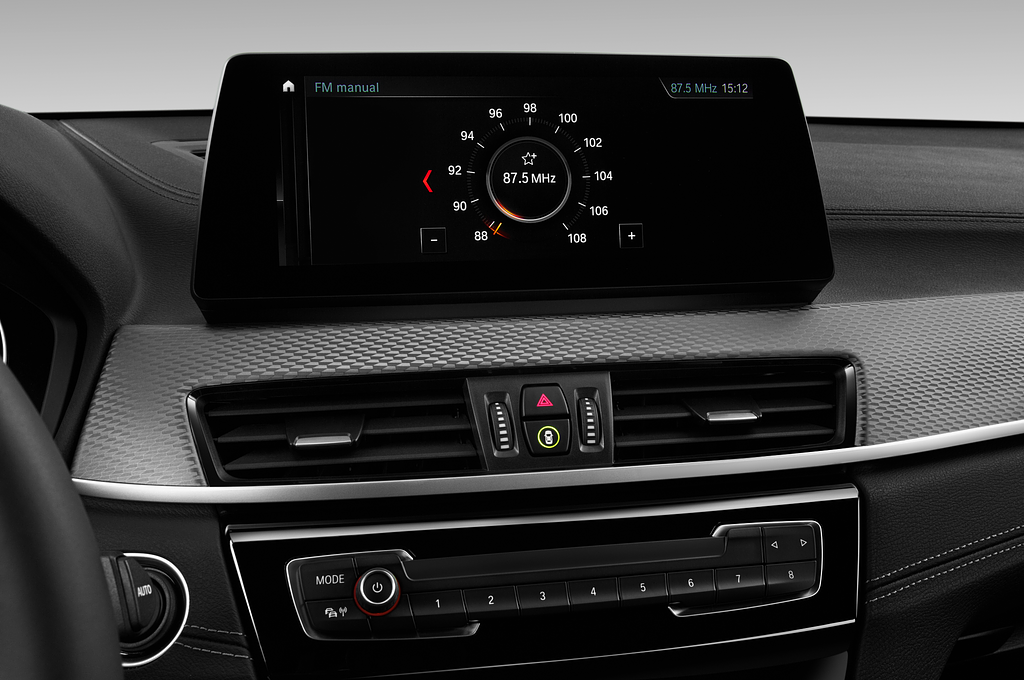 BMW X2 Plug-in-Hybrid (Baujahr 2020) M Sport X 5 Türen Radio und Infotainmentsystem