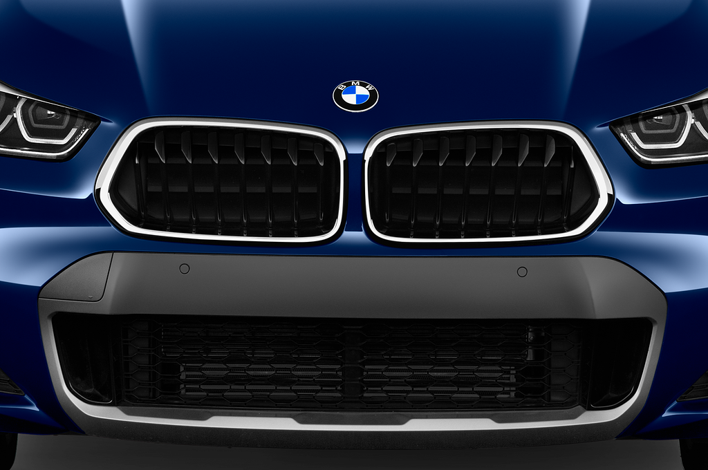 BMW X2 Plug-in-Hybrid (Baujahr 2020) M Sport X 5 Türen Kühlergrill und Scheinwerfer