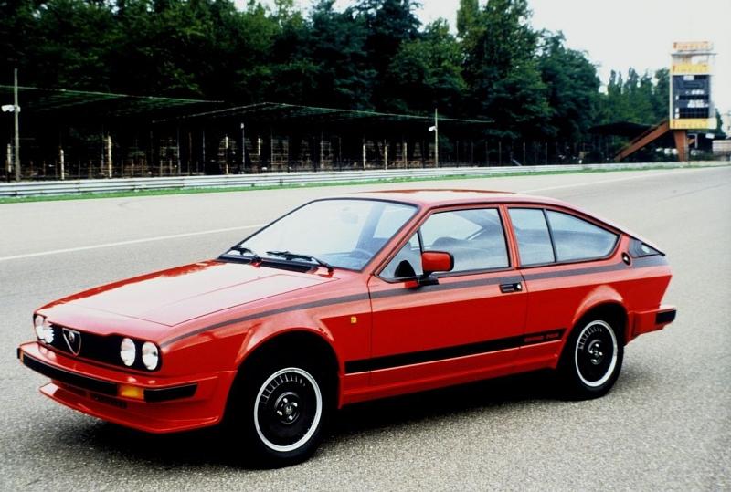 Aufgrund des Engagement von Alfa Romeo in der Formel 1 wird 1981 eine auf 650 Exemplare limitierte Sonderserie mit der Bezeichnung Romeo Alfetta GTV 2.9 Grand Prix ins Leben gerufen