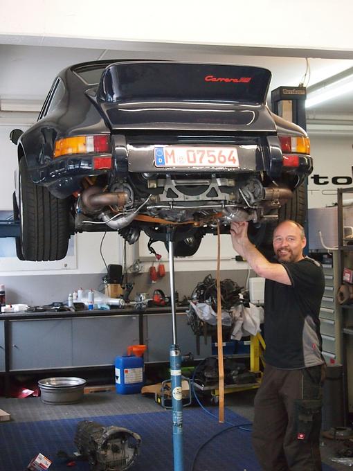 Ralf Skatulla schraubt an einem Auto