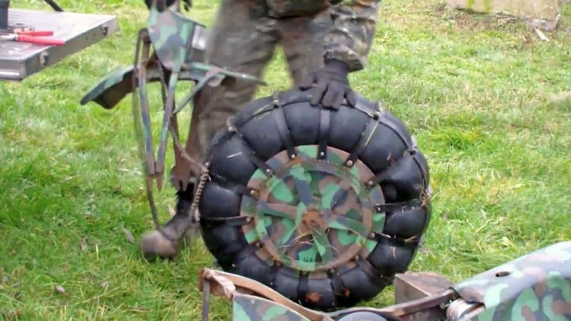 Knapp fünf Minuten dauert das Auseinanderbauen des Tarus 2x2 All Terrain Motorbike.