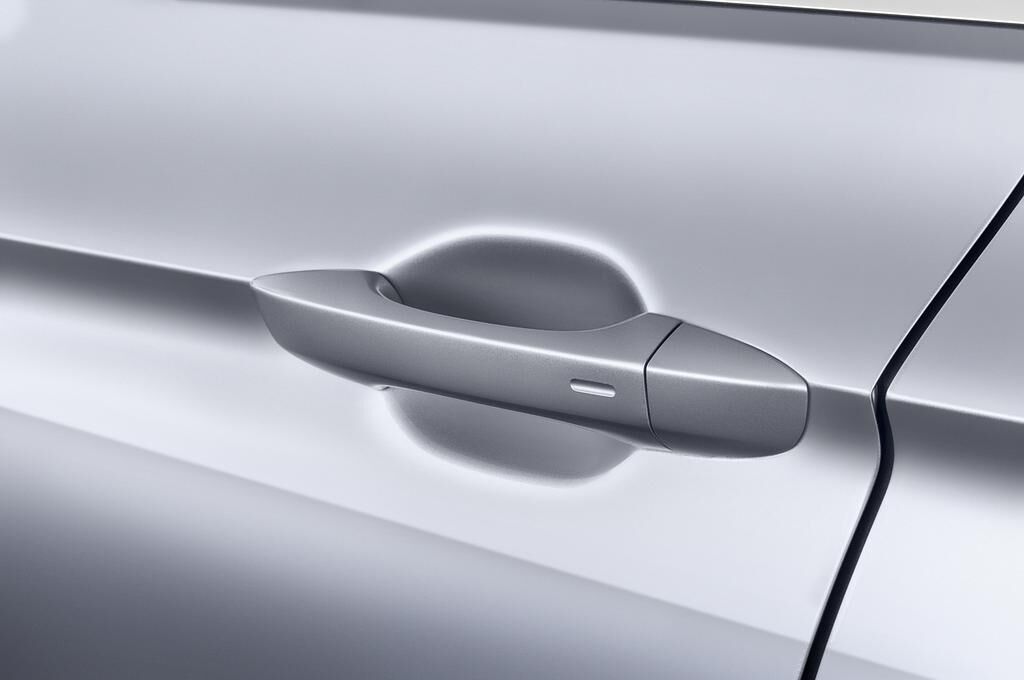 Volkswagen Passat (Baujahr 2020) Business 4 Türen Türgriff