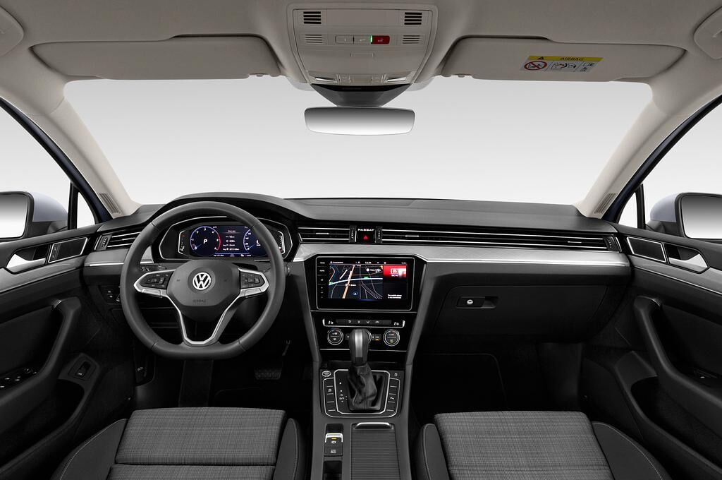 Volkswagen Passat (Baujahr 2020) Business 4 Türen Cockpit und Innenraum