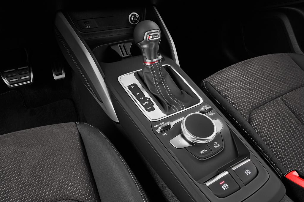 Audi SQ2 (Baujahr 2019) - 5 Türen Schalthebel