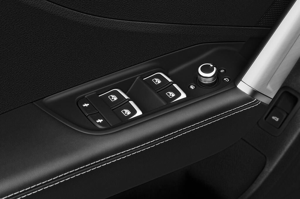 Audi SQ2 (Baujahr 2019) - 5 Türen Bedienungselemente Tür