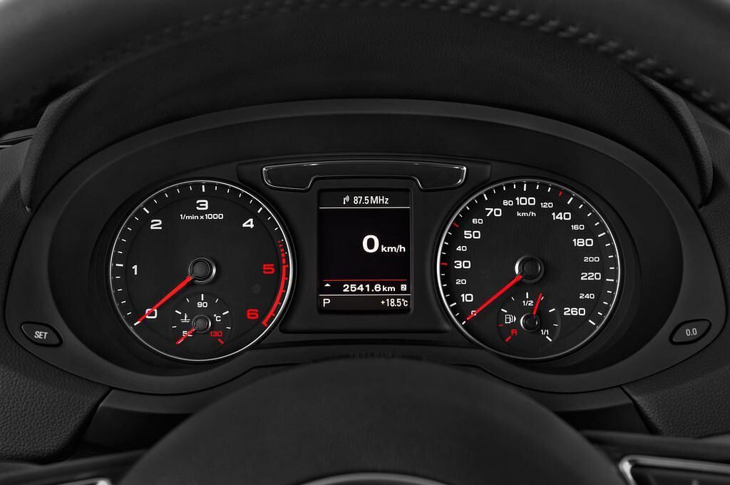 Audi Q3 (Baujahr 2015) Sport 5 Türen Tacho und Fahrerinstrumente