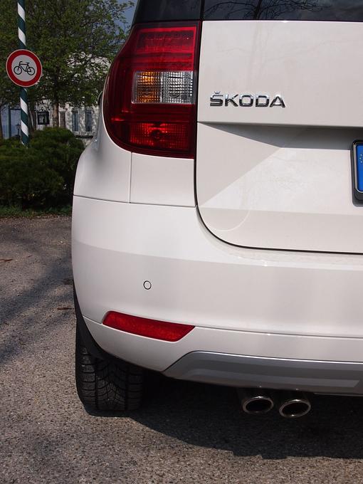 Der Skoda Yeti 2,0 TDI hat ein chromglänzendes doppelflutiges Auspuffendrohr