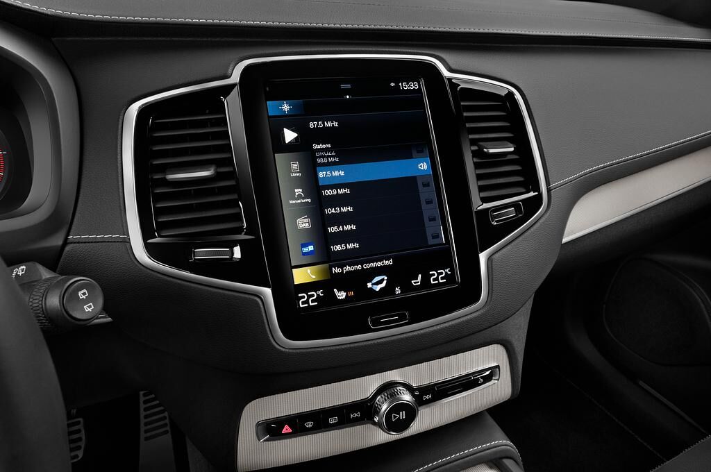 Volvo XC90 (Baujahr 2020) R-Design 5 Türen Radio und Infotainmentsystem