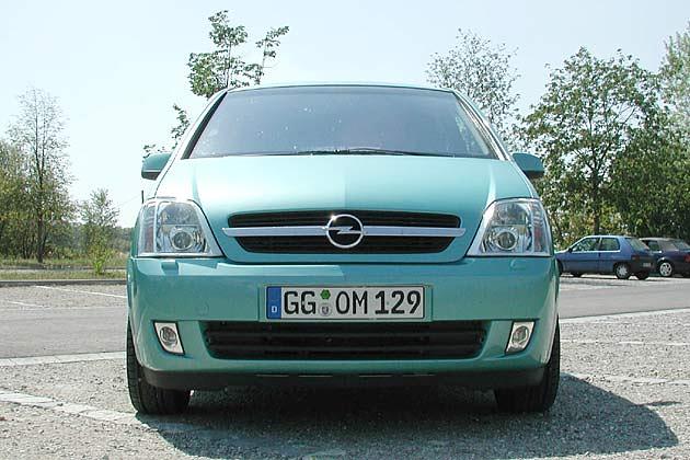 Aktueller Opel-Look: Nase mit breitem Chromstreifen