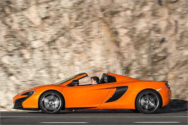 Die Form verrät es: Der V8 sitzt in Mittelmotorbauweise hinter dem Fahrer