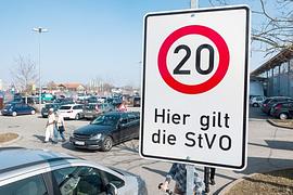 Regeln auf Parkplätzen und in Parkhäusern: Hier gilt die StVO – oder doch nicht?