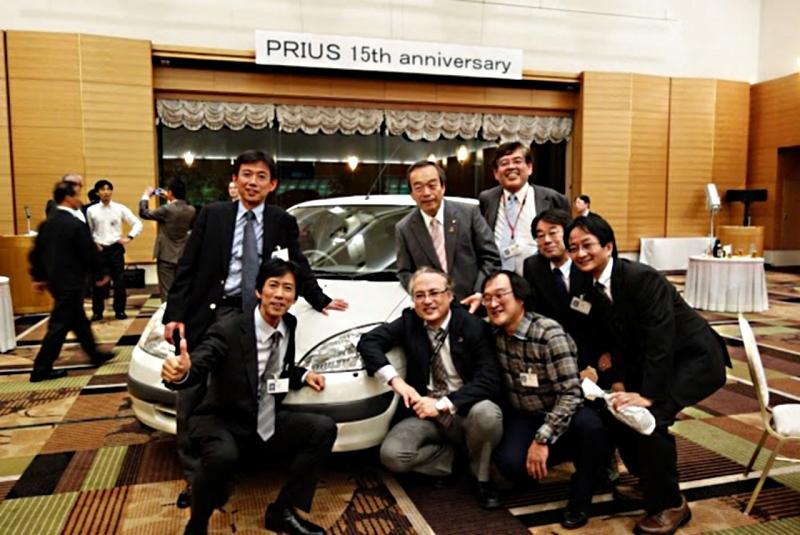 Das Prius 1 Entwicklungs-Team mit Hirose (Mitte, hinten). Links neben ihm Toyota-Vorstand Takeshi Uchiyamada.
