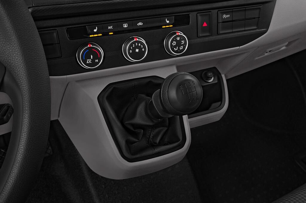 Volkswagen Transporter Combi (Baujahr 2020) - 4 Türen Schalthebel