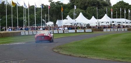Ein Ferrari 250 GTO mit dem passenden Kennzeichen und seinem Besitzer, Nick Mason, Gründungsmitglied und Schlagzeuger der Gruppe Pink Floyd am Steuer.