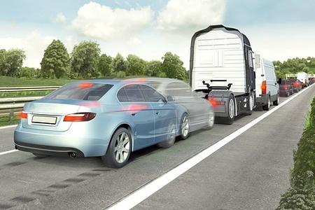 Sicher unterwegs mit Abstandsregler und Notbremsassistent