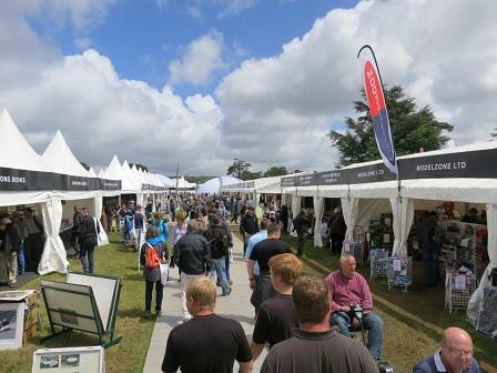 Von Uhren über Kleidung bis hin zu Miniaturnachbildungen automobiler Schätze gibt es alles beim Festival of Speed.