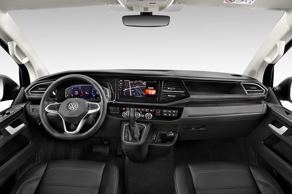 Volkswagen Multivan (Baujahr 2020) Highline 5 Türen Cockpit und Innenraum