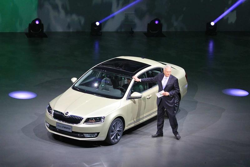 Winfried Vahland mit dem neuen Skoda Octavia.