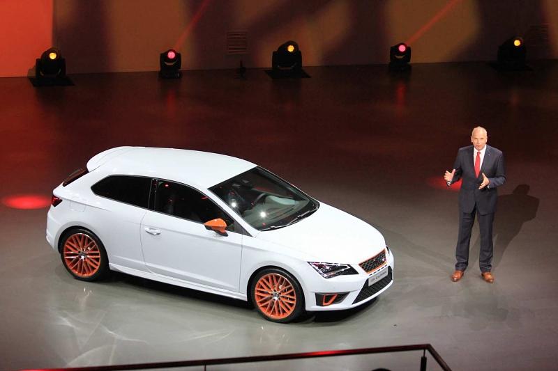 Jürgen Stackmann vor dem neuen Seat Leon Cupra.