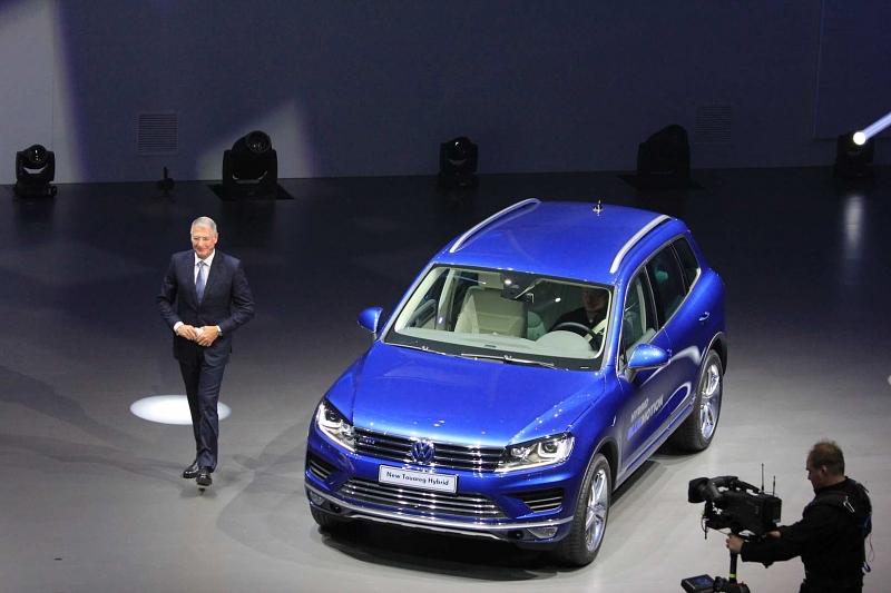 Heinz-Jakob Neußer und der VW Touareg Hybrid.