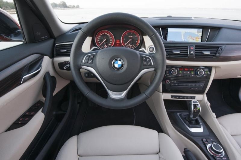 Das Cockpit des BMW X1 xDrive 20i