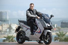 DTM-Team von BMW fährt E-Scooter