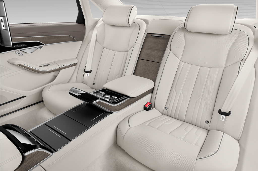 Audi A8 L (Baujahr 2022) Base 4 Türen Rücksitze