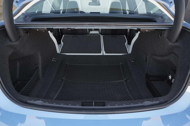 Der Kofferraum des BMW M3 lässt sich durch Umklappen der Rücksitze vergrößern.