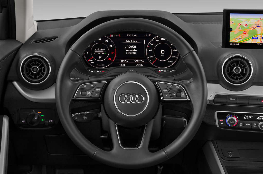 Audi Q2 (Baujahr 2022) S Line 5 Türen Lenkrad