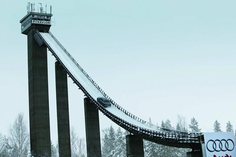 Der Audi A6 fuhr 2005 zum zweiten Mal die Ski-Schanze hoch.