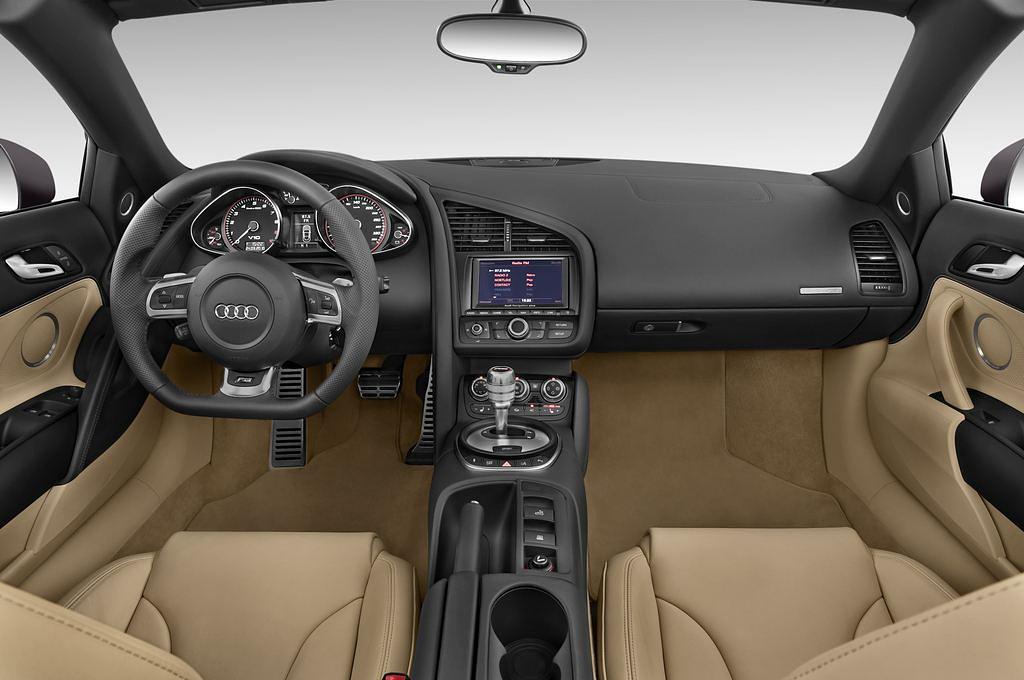 Audi R8 Spyder (Baujahr 2010) Spyder 2 Türen Cockpit und Innenraum