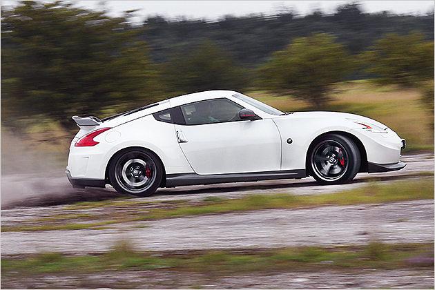 Gehört ein Sportcoupé in den Kies? Eigentlich nicht, Spaß macht das aber trotzdem