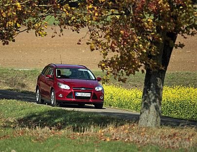 Der Focus kurbelt selbstständig in die Parklücke 