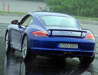 Der feste Spoiler sorgt für Downforce.