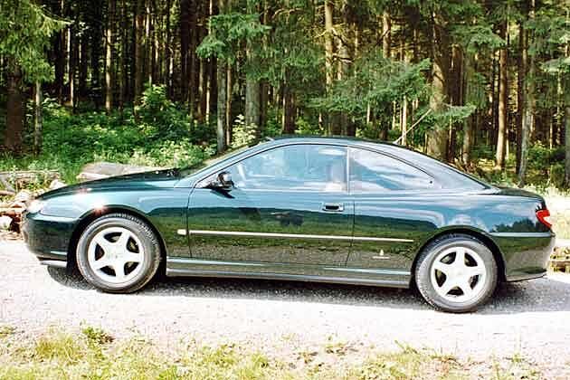 Der elegante Anzug stammt von Pininfarina