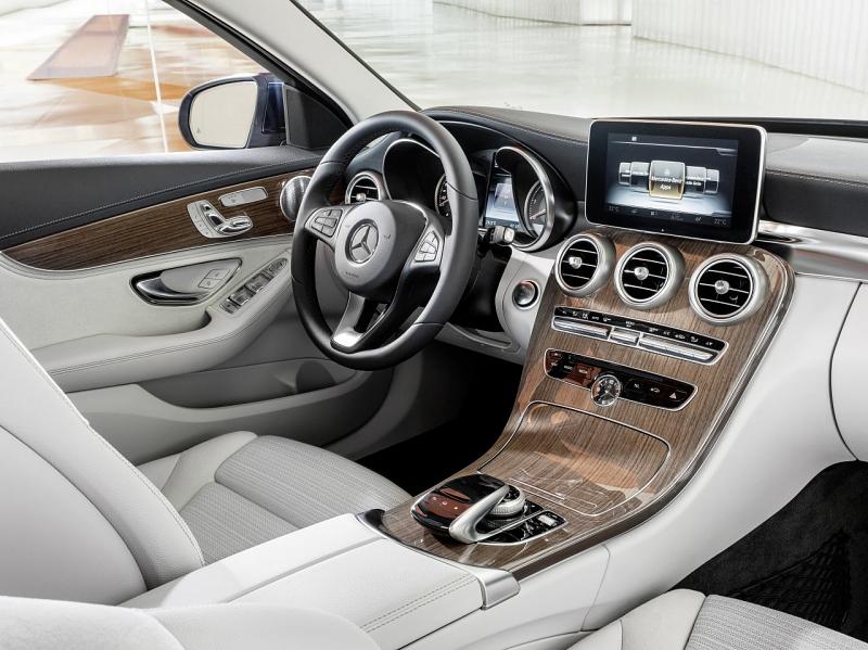 Mercedes C 200 - das ausgeräumte Armaturenbrett