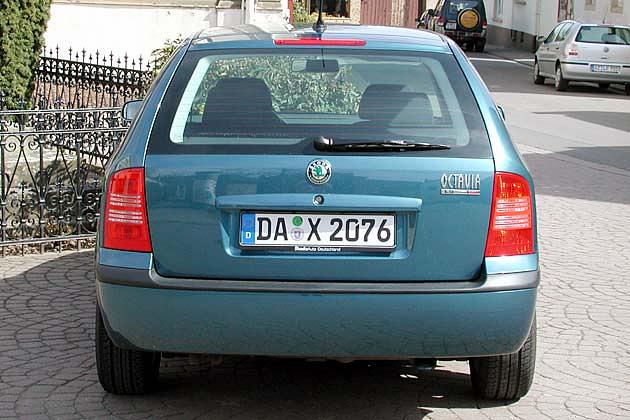 Von hinten sieht das Skoda-Kraftpaket ziemlich unschuldig aus