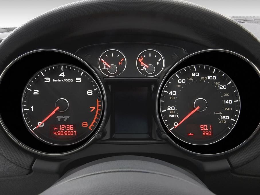 Audi TTS (Baujahr 2010) - 2 Türen Tacho und Fahrerinstrumente