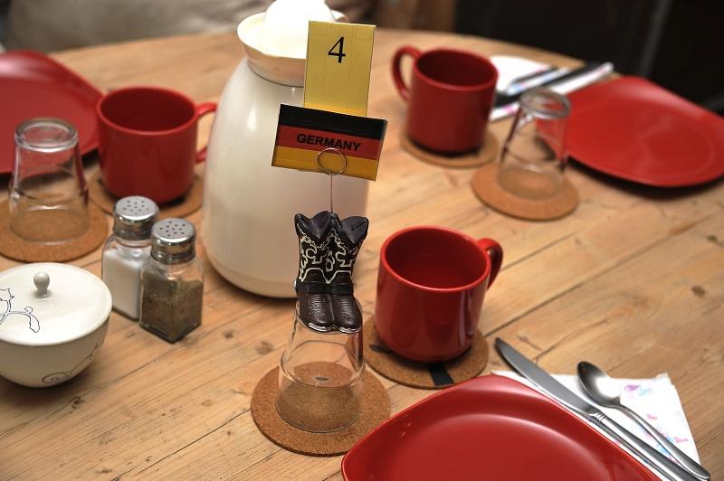 Gäste werden beim Frühstück von ihrer Landesflagge begrüßt.