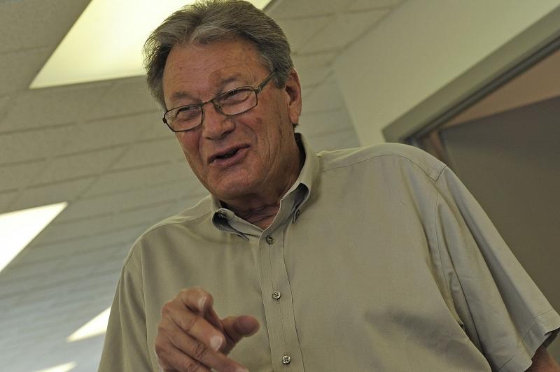 Der heute 73-Jährige liebt es alten Autos neues Leben einzuhauchen.