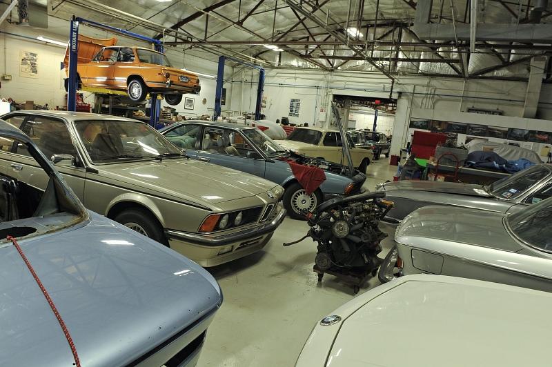 Rund 20 BMW stehen in seiner BMW-Garage.