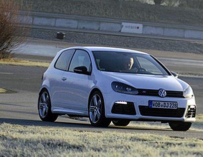 Unschuldiges weiß steht dem VW Golf R gut zu Gesicht.