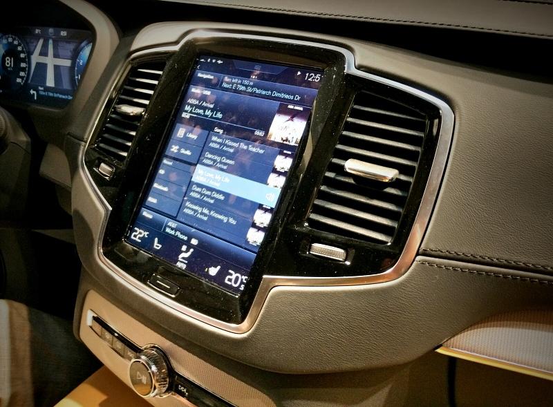 Volvo XC90 2015 - das Display hat die Größe eines ausgewachsenen iPad