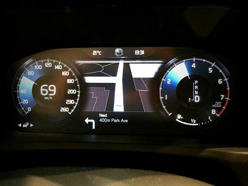 Volvo XC90 2015 - das Kombiinstrument vor dem Fahrer ist rein digital