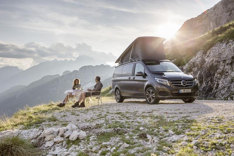 Für den entspannten Aufenthalt im Freien bietet der Marco Polo serienmäßig zwei Campingstühle und einen Tisch.