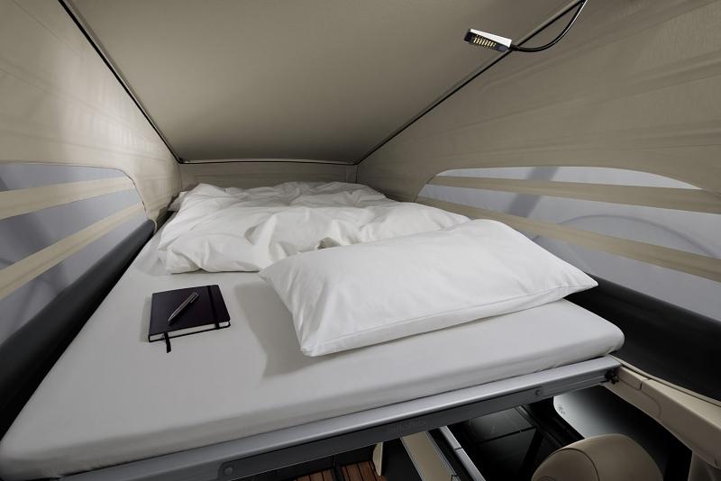 Unter seinem Hubdach offenbart sich ein 2,05 mal 1,13 Meter großes Doppelbett.
