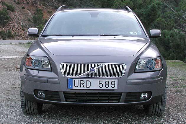 Der "Wasserfall"-Grill unterscheidet den Kombi vom S40