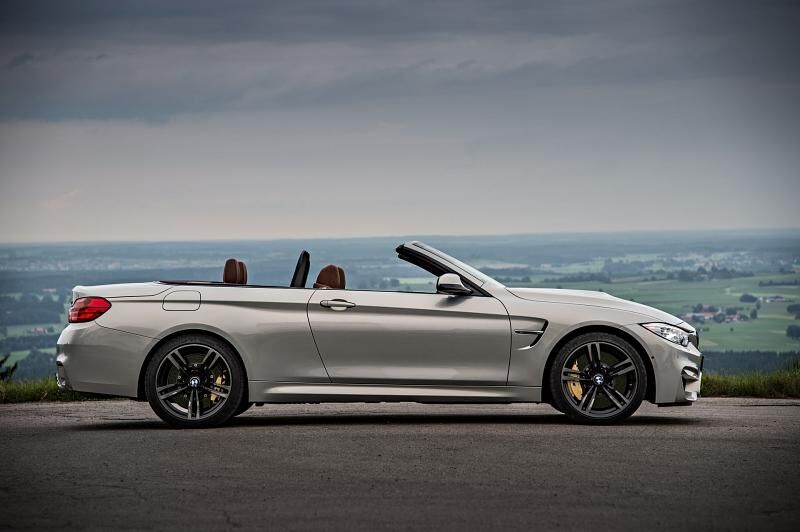 Mit versenktem Dach, hat das BMW M4 Cabrio ein schnittige Silhouette