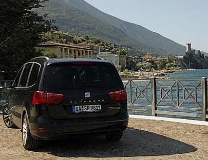 Der Seat Alhambra am Gardasee vor der Burg von Malcesine.
