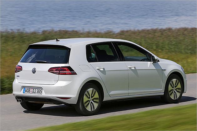 Ein kleiner Spoiler mit Side-Flaps schließt wie bei GTI und GTD das Dach nach hinten ab